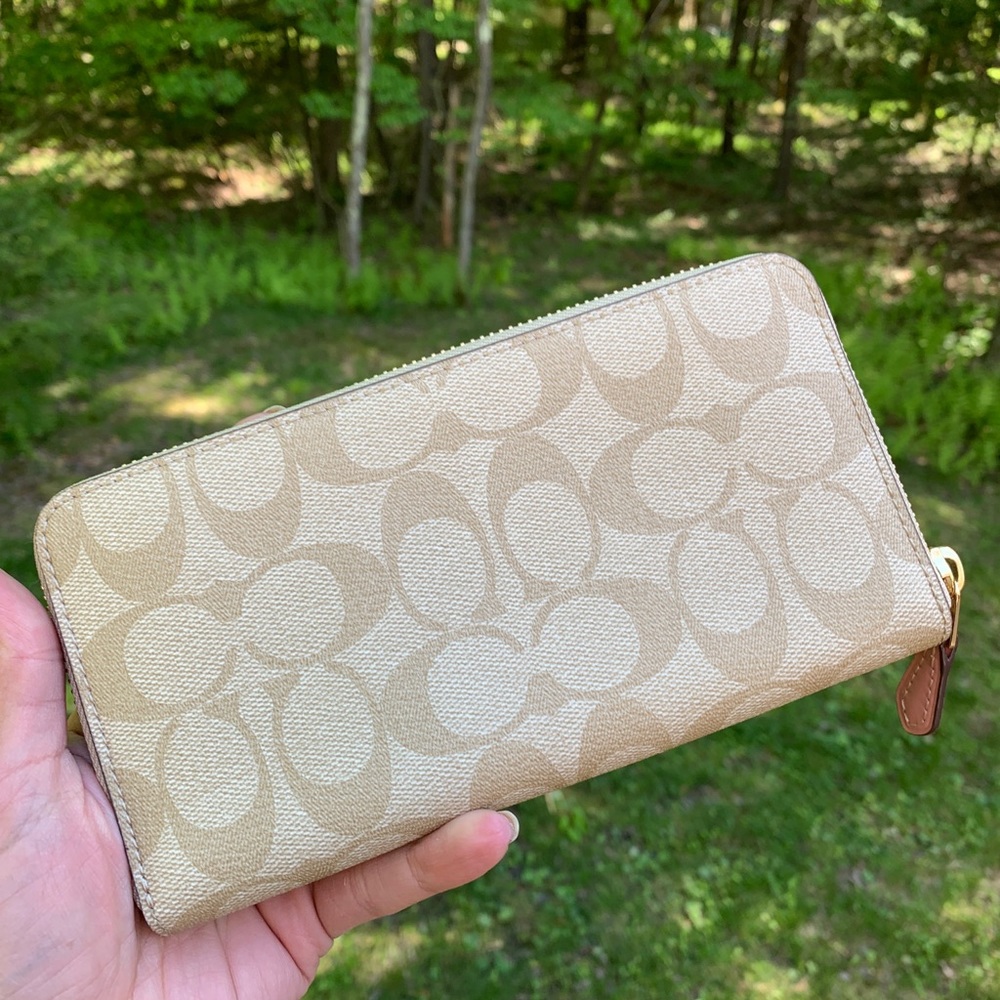 SOLD⛔️Authentic COACH sign leather Disney X zip wallet - Picture 3 of 10